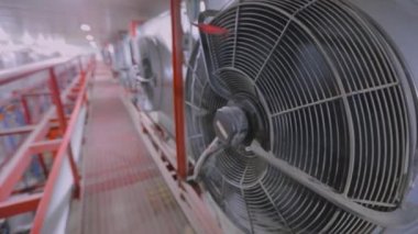 Yiyecek deposu için endüstriyel soğutma ünitesi. Bir depoda dondurucu. Depo buzdolabı.