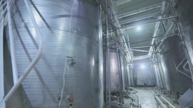Yiyecek fabrikasındaki sıvılar için konteynırlar. Endüstriyel iç. Gıda fabrikasında çalışma süreci.