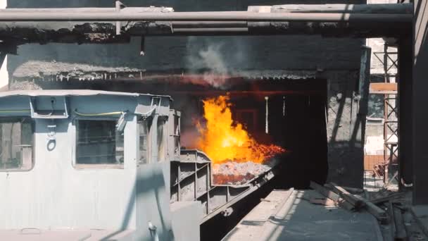 El carbón de coque caliente sale del horno. Proceso de coque de carbón, proceso de fabricación de carbón de horno de coque — Vídeos de Stock