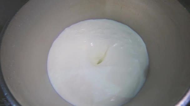 Rör om mjölk i en fabrik. Processen att blanda mjölk i en mixer på en fabrik. Livsmedelsindustri — Stockvideo