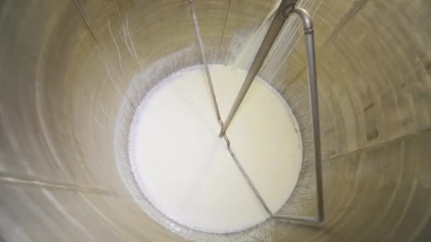 Mléko se otáčí ve velkém sudu. Příprava zmrzliny. Míchání mléka v továrně. — Stock video