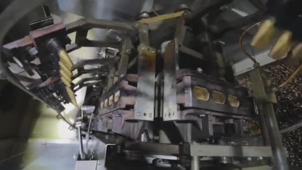 Preparo le tazze da waffle. Produzione automatizzata di tazze per wafer. gelateria — Video Stock