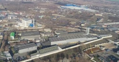 Göl kenarındaki havadan fabrika. Havadan büyük fabrika.
