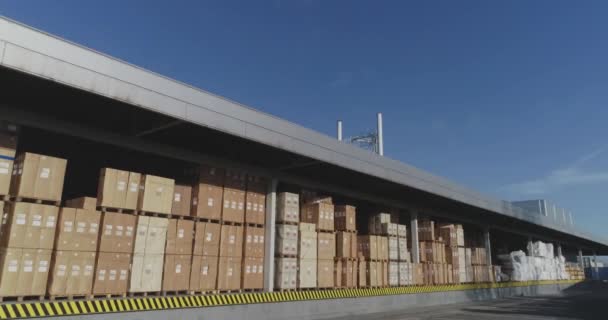 Много коробок на складе, современный промышленный экстерьер, большой современный склад с коробками, красивый современный склад — стоковое видео