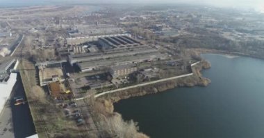 Modern bir fabrikanın üzerinden uçmak. Modern işletmelerle sanayi bölgesi üzerinde geniş bir alan.