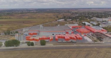 Modern bir fabrikanın endüstriyel dış cephesi, turuncu tarzı bir fabrika. Modern bir fabrikada uçuyor.