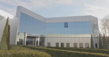 Ofis binası. Modern endüstriyel bina, endüstriyel dış yapı.