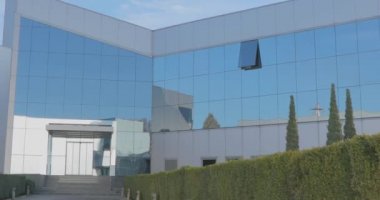 Büyük cam pencereli ofis binası.