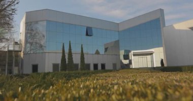 Modern bir fabrikanın inşası, modern bir ofis veya fabrika binasının dışı.