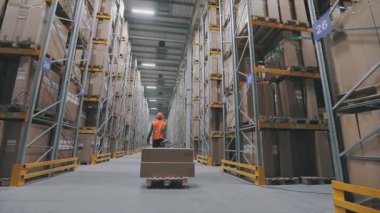 Fabrikada iş gününün sonunda. Depodaki ışıkları kapatıyorum.
