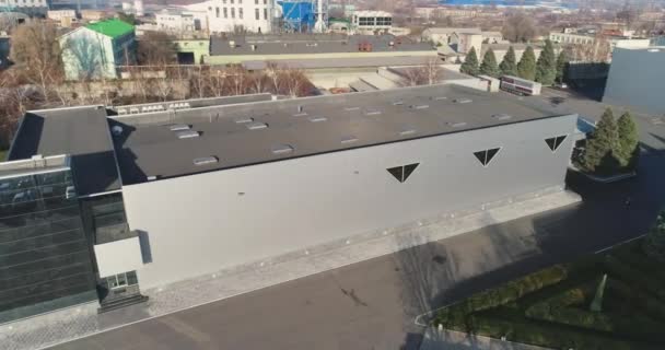 Зовнішній вигляд сучасної будівлі, чорне дзеркальне скло в інтер'єрі сучасної будівлі — стокове відео