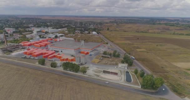 Vue de dessus de l'usine moderne, volant autour d'une nouvelle usine moderne aux couleurs orange. Extérieur industriel d'une usine moderne — Video