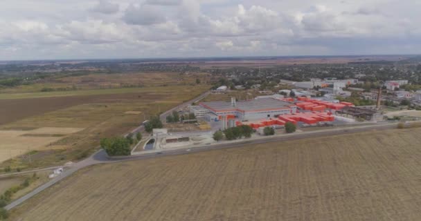 Vue aérienne d'une grande usine. Extérieur industriel d'une usine moderne avec décoration orange — Video