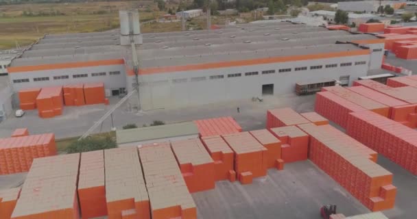 Fabrikproduktion in der Nähe der Fabrik, orangefarbene Kästen in der Nähe der Fabrik, ariale Ansicht — Stockvideo