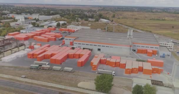 Industrielle Fassade einer modernen Fabrik mit orangefarbener Dekoration. Luftaufnahme einer großen Fabrik. — Stockvideo