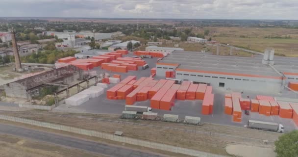 Industriell exteriör av en modern fabrik med orange dekoration. Flygfoto över en stor fabrik. — Stockvideo