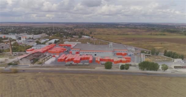 Εργοστάσιο παραγωγής κοντά στο εργοστάσιο, πορτοκαλί κουτιά κοντά στο εργοστάσιο, arial view — Αρχείο Βίντεο