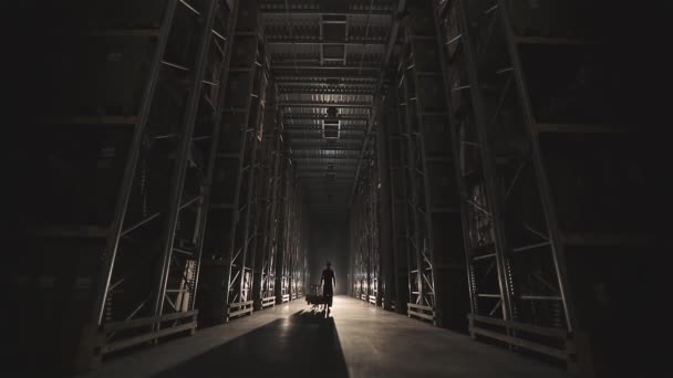 Ранок на заводі, людина проходить через склад світла вмикає — стокове відео