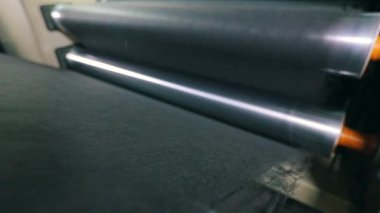 Fabrikada tarım lifleri üretiliyor. Taşıyıcı hattındaki aşınma lifleri yakın plan. Agrofiber üretim süreci