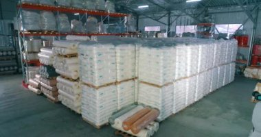 Fabrikadaki hammadde deposu. Üretim için bir sürü hammadde torbası. Spunbond fabrikanın deposunda rulo yapıyor.