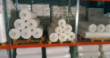 Spunbond depo raflarında. Deponun raflarında polyester kaplamalar var. Ekmeğin içinde Spunbond. Dokumasız Fusible Interlining Kumaşı