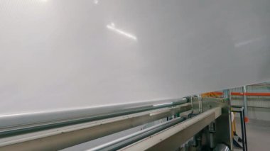 Fabrikada tarım lifleri üretiliyor. Taşıyıcı hattındaki aşınma lifleri yakın plan. Agrofiber üretim süreci