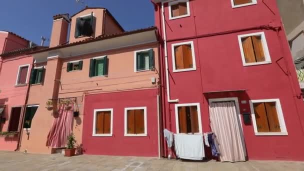 격리되어 있는 동안 베네치아의 텅 빈 거리, 베네치아의 빈 거리, 브루노 섬 — 비디오