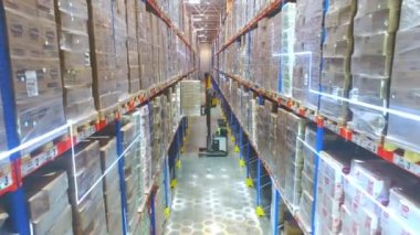 Depoda modern bir forklift. Fabrikanın deposunda modern teknolojilerin görselleştirilmesi. Grafikleri olan modern bir depoda forklift.