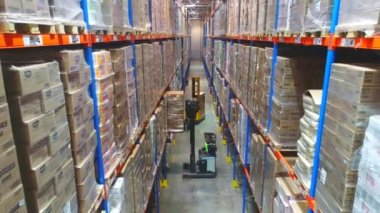 Modern bir depoda iş akışı. Depoda modern bir forklift. Büyük depo üst görünümü