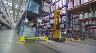 Modern bir depoda forklift. Depoda aktif bir iş. Büyük bir şirketin deposu. Depo çalışması.