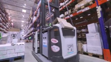 Modern bir depoda forklift. Depoda aktif bir iş. Büyük bir şirketin deposu. Depo çalışması.