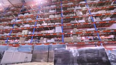 Mallarla dolu büyük bir depo. Yüksek rafları olan çok büyük bir depo. Büyük bir depoda. Modern depo