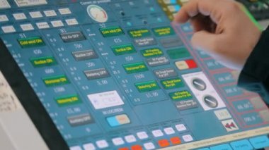 Modern bir makinenin kontrol paneli. CNC makine monitörü ekranı. Modern CNC panel makinesi. Modern cnc makinesi