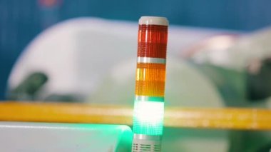 Fabrikadaki ışık emici. Fabrikadaki makinelerin çalışmalarını gösteriyor. fabrika uyarı sinyali