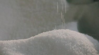 Polipropilen granüller. Düşen polipropilen granüller, yavaş çekim. Polipropilen granüller yakın plan. Örülmemiş Kumaş Fabrikası