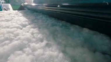 Holofiber üretim. Holofiber. Dokumasız malzemelerin üretimi. Dokumasız bir fabrikada holofiber..