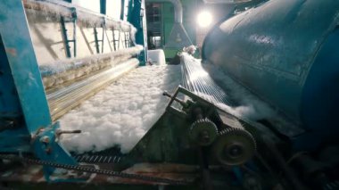 Hollowfiber üretim süreci. Nasıl da oyuk fiber yapılmış. Hollowfiber üretimi. Dokumasız bir fabrikadaki oyuk iplik..