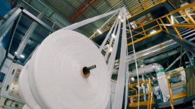 Dokumasız malzemelerin üretimi. Tıbbi maske üretimi. Fabrikada büyük bir tahvil rulosu.