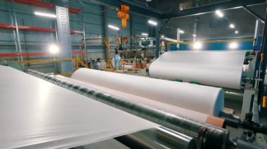 Fabrikada tarım lifleri üretiliyor. Taşıyıcı hattındaki aşınma lifleri yakın plan. Agrofiber üretim süreci