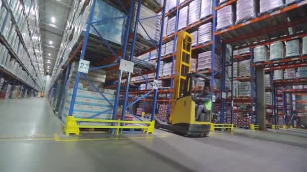 Vysokozdvižný vozík v moderním skladu. Aktivní práce ve skladišti. Skladiště velké společnosti. Práce ve skladu. — Stock video