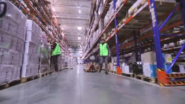 Flusso di lavoro in un magazzino moderno. Lavoratore su un carrello elevatore moderno. Lavorare in un grande magazzino moderno. — Video Stock