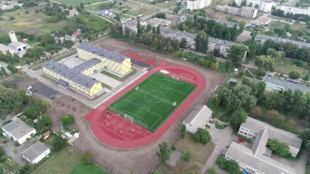 Futbol stadyumu. Yeni futbol stadyumu drone görüntüsü — Stok video