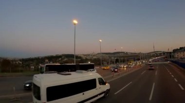 İstanbul 'da trafik sıkışık. İstanbul Boğazı 'ndaki köprünün önünde trafik sıkışık. İstanbul trafik sıkışıklığı