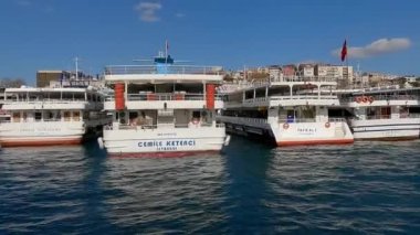İstanbul 'da demirli tekneler. İstanbul eğlence tekneleri rıhtımda duruyor. Arka planda cami