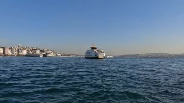 Boğaz 'da yolcu gemisi. Boğaz, Boğaz Körfezi, İstanbul, Türkiye 'de tekneler. Boğaz ulaşımı