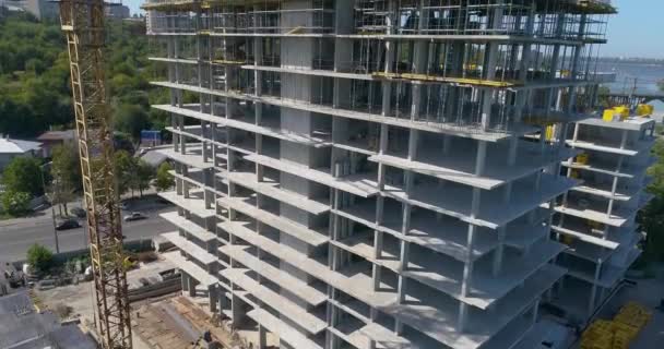 Bouw van een wooncomplex. Bouw van een woongebouw met meerdere verdiepingen vanuit de lucht. Spanwijdte bij de bouwplaats van een appartementencomplex — Stockvideo