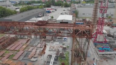 Metal yapıların montajı için bir fabrika. Metal yapılar montajı için atölyenin üzerinden uçuyor. Endüstriyel dış görünüş. Üst görünümü yerleştir