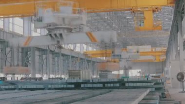 Zaman turu bitkisindeki bir vinç işi. Metal üretim fabrikasında çalışma süreci. Turnanın zaman turundaki çalışması bitki eker. Modern bir fabrikada bir vinç..