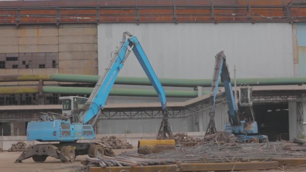 Koparka z chwytem. Recykling odpadów metalowych, stocznia złomowa. Recykling metali. — Wideo stockowe