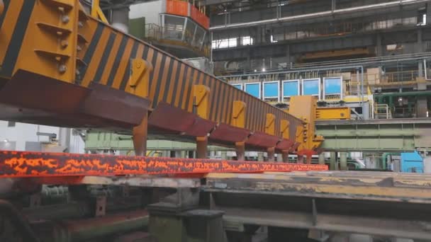 Red hot metal in a modern factory. Metal production process in a metallurgical factory. Modern metallurgical factory — Stock Video